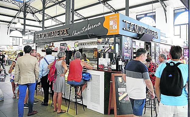 Establecimiento del Mercado Central de Abastos donde el público puede disfrutar diariamente del consumo de tapas y aperitivos.