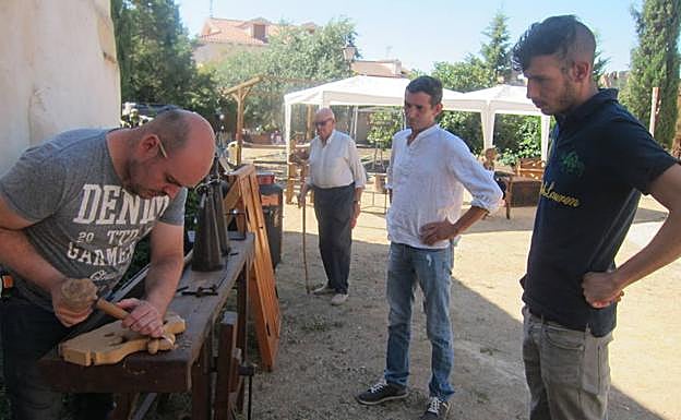 Aritx martín trabaja frente a la mirada de los visitantes