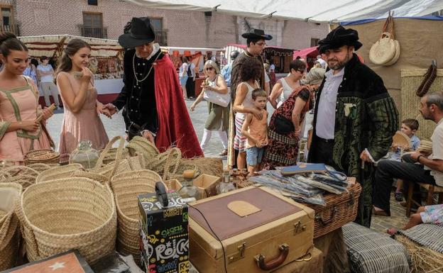 Un cortejo de actores recorre el mercado barroco de Olmedo.