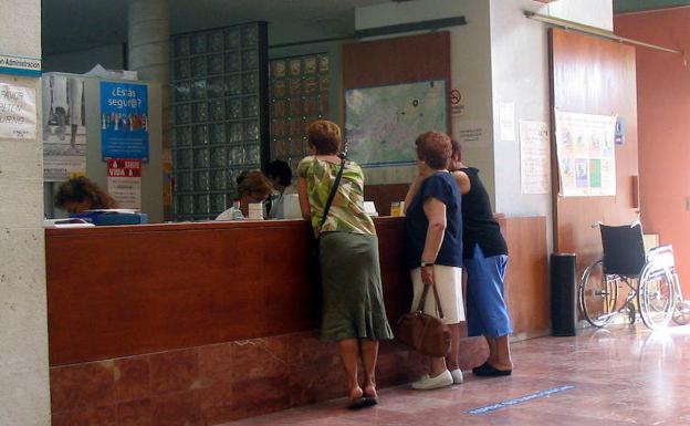 Usuarias en el mostrador del centro de salud de Cuéllar.