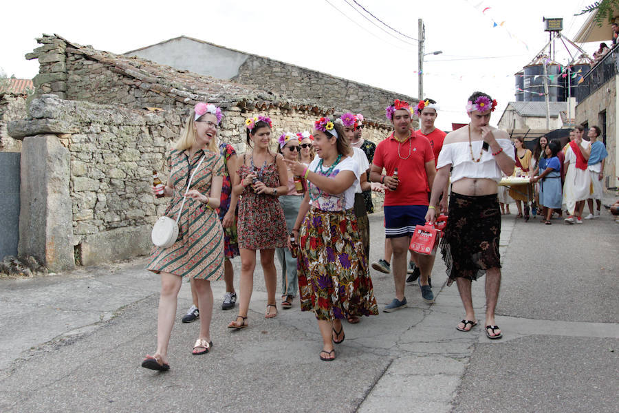 Fotos: Original desfile de peñas en las fiestas de Monleras