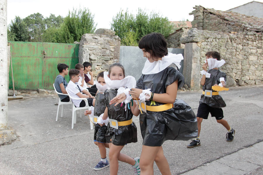 Fotos: Original desfile de peñas en las fiestas de Monleras