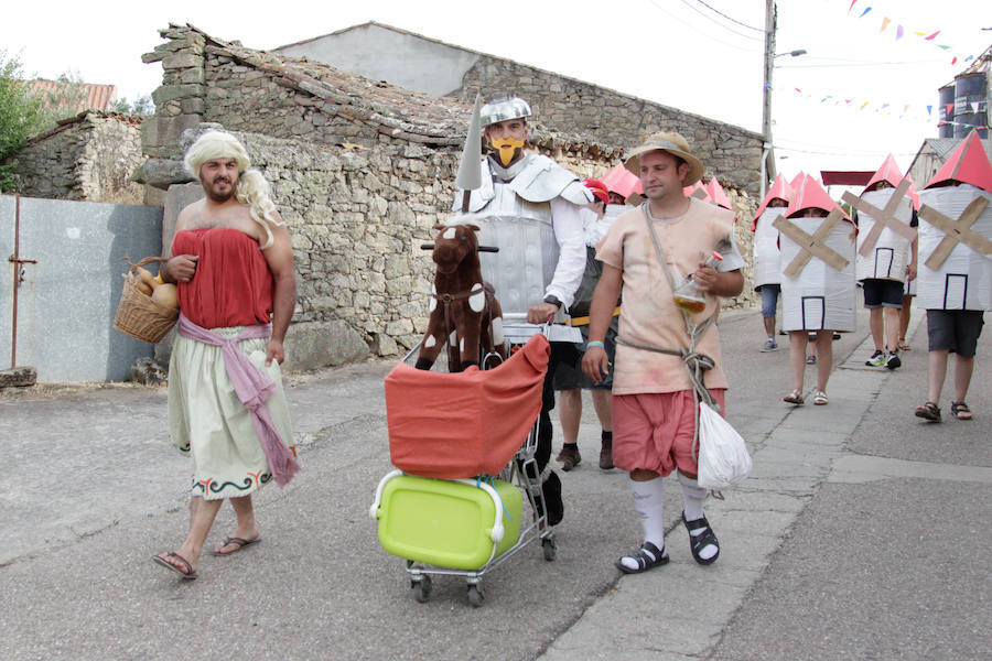 Fotos: Original desfile de peñas en las fiestas de Monleras