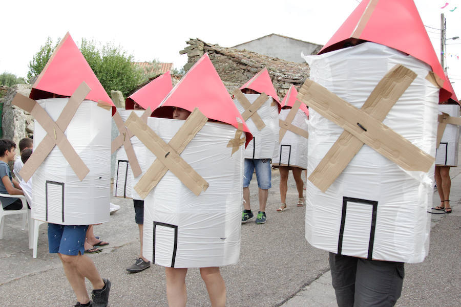 Fotos: Original desfile de peñas en las fiestas de Monleras