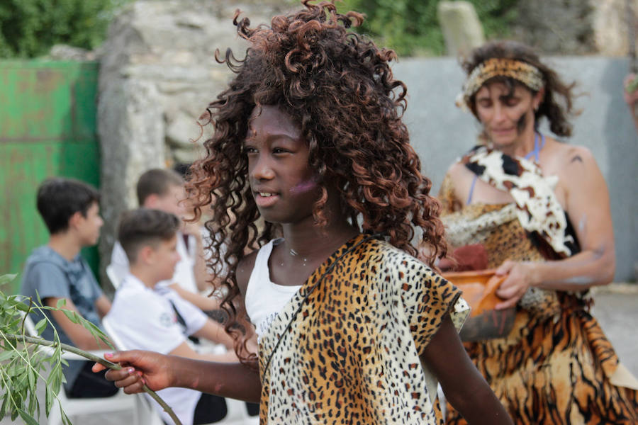 Fotos: Original desfile de peñas en las fiestas de Monleras