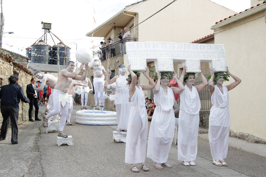 Fotos: Original desfile de peñas en las fiestas de Monleras