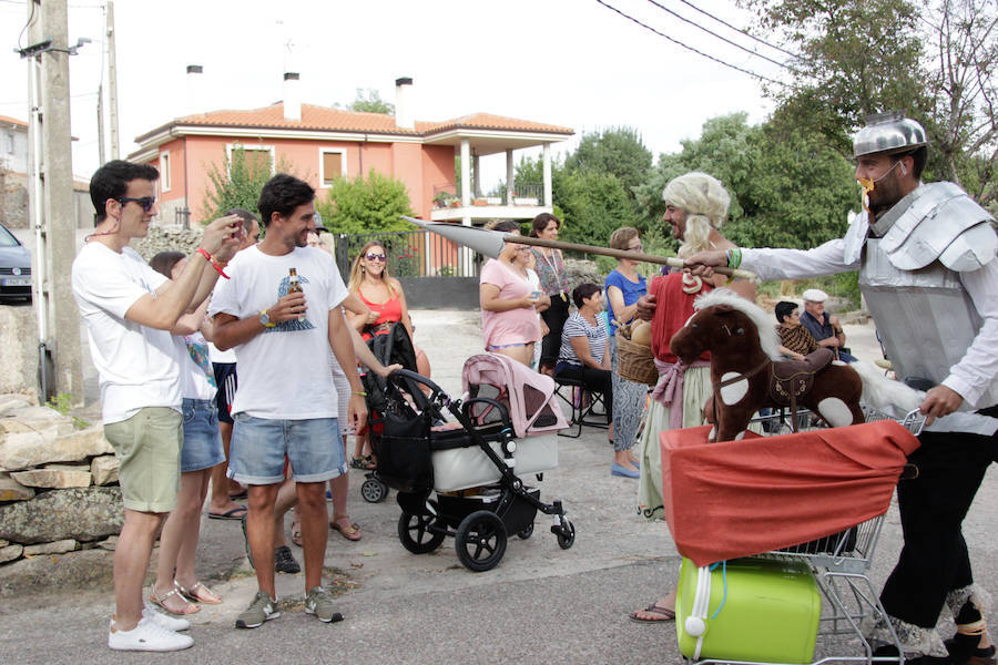Fotos: Original desfile de peñas en las fiestas de Monleras