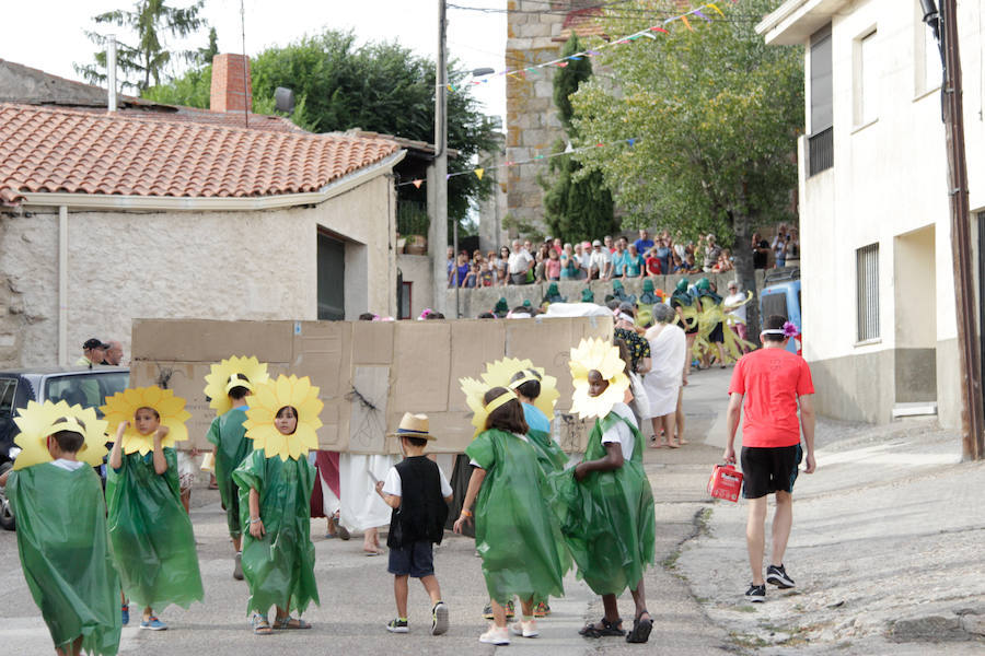 Fotos: Original desfile de peñas en las fiestas de Monleras