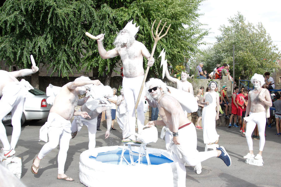 Fotos: Original desfile de peñas en las fiestas de Monleras