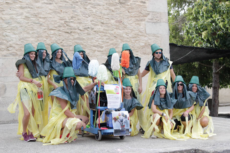 Fotos: Original desfile de peñas en las fiestas de Monleras
