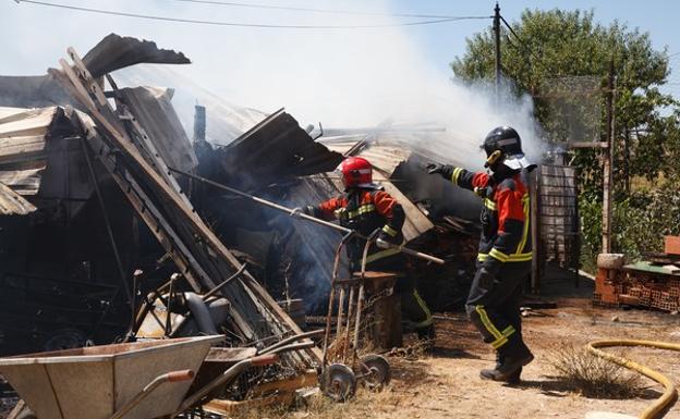 Un incendio en una edificación de la carretera de la Hiniesta se salda con tres marranos muertos. 
