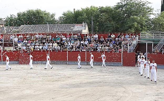 Los cortadores saltan al ruedo de Tudela de Duero para participar en el concurso. 
