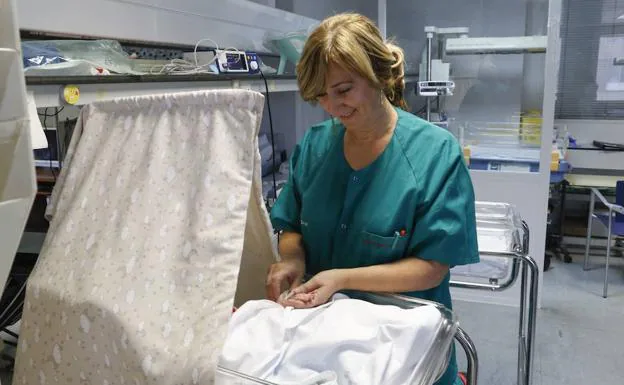 Un recién nacido, en la unidad de Neonatología del Complejo Asistencial de Salamanca. 
