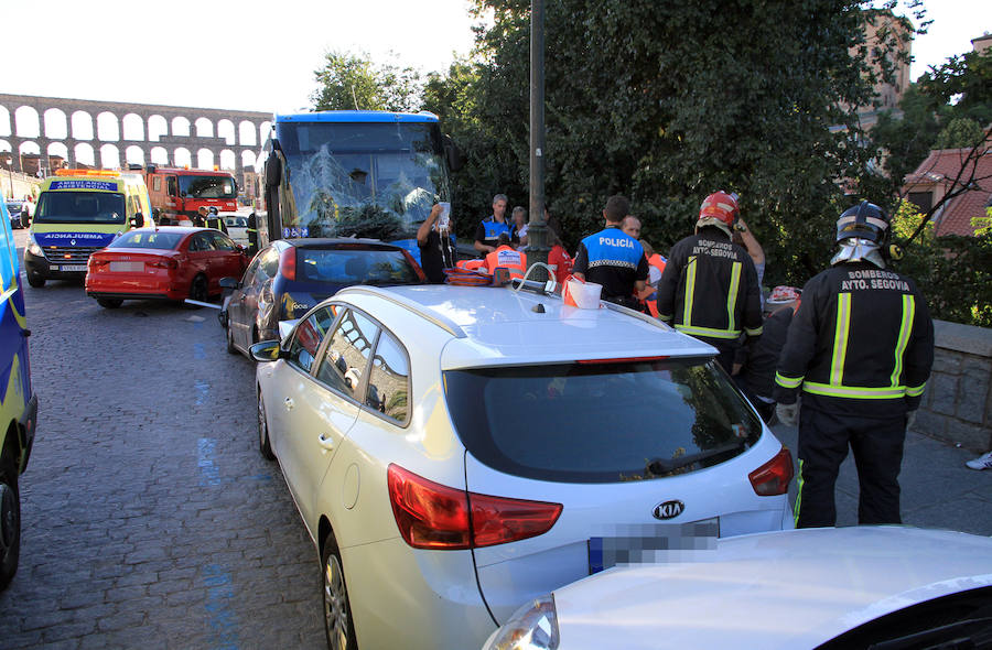 Fotos: Accidente de un autobús urbano en Vía Roma