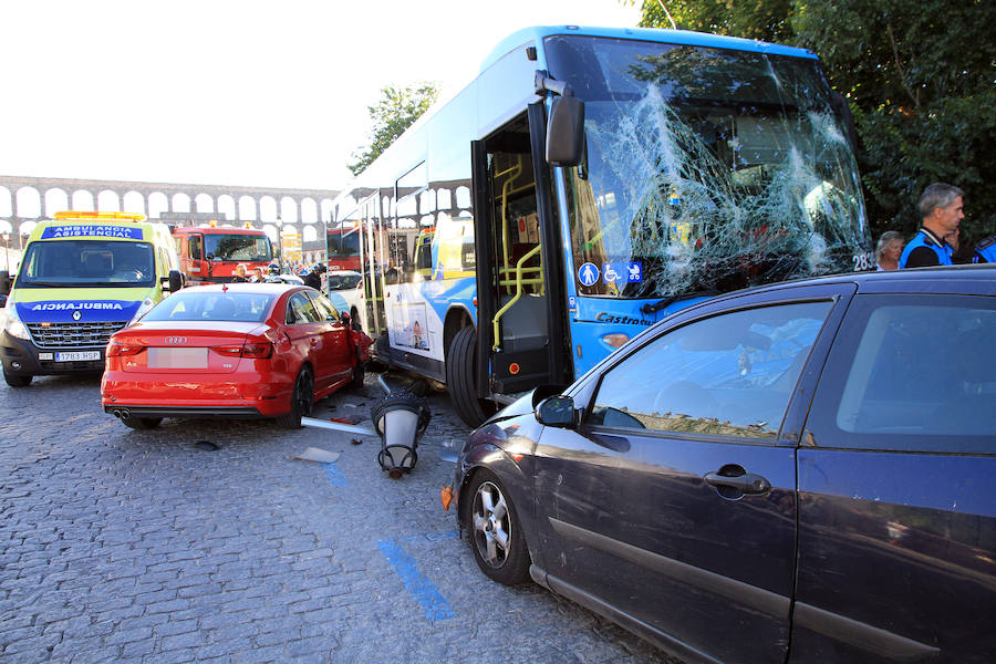 Fotos: Accidente de un autobús urbano en Vía Roma
