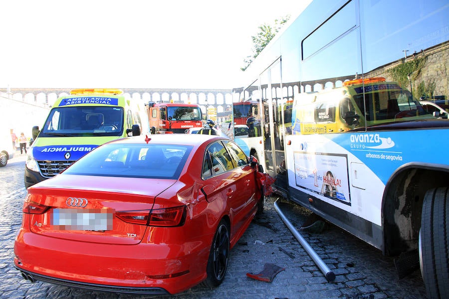 Fotos: Accidente de un autobús urbano en Vía Roma
