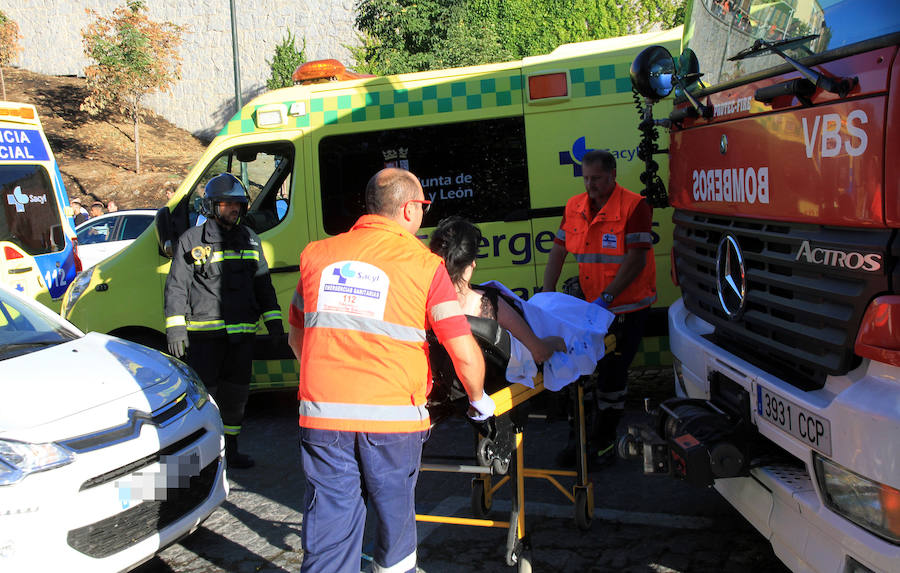 Fotos: Accidente de un autobús urbano en Vía Roma