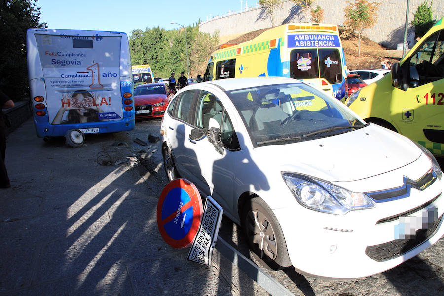 Fotos: Accidente de un autobús urbano en Vía Roma