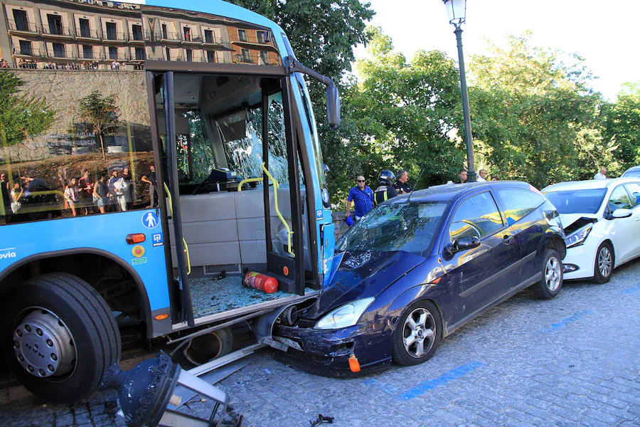 Fotos: Accidente de un autobús urbano en Vía Roma