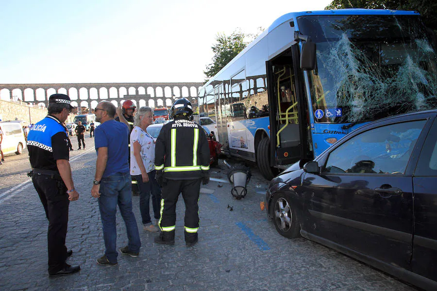 Fotos: Accidente de un autobús urbano en Vía Roma