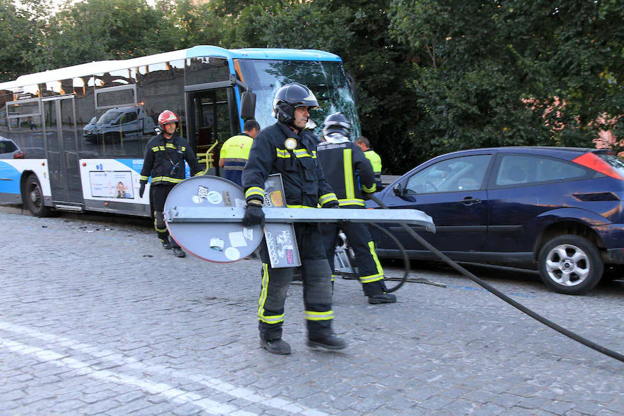 Fotos: Accidente de un autobús urbano en Vía Roma