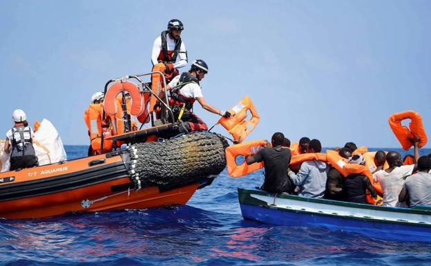 El Aquarius pide a UE un puerto seguro y cercano para llevar 141 inmigrantes.