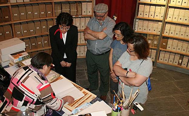 Visita al archivo de la Casa Ducal de Alburquerque, en Cuéllar. 