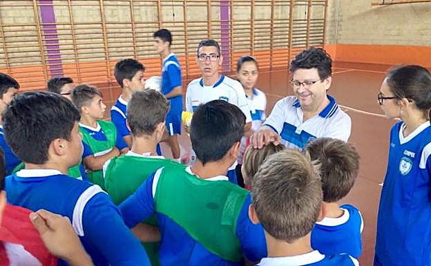 Tomás de Dios charla con varios jóvenes del campus durante su sesión. 