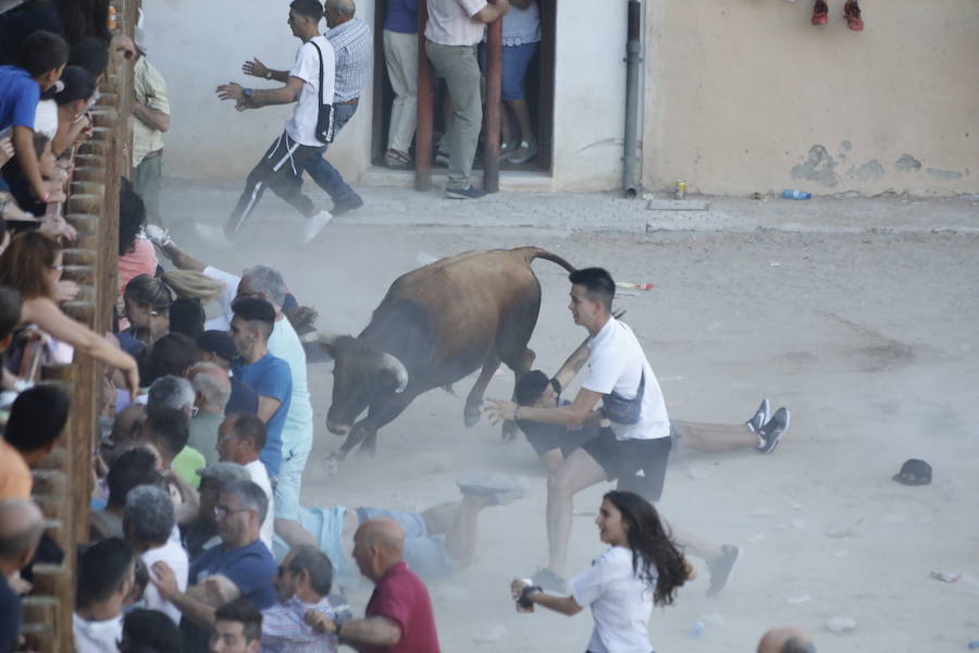 El primer novillo de la suelta ha saltado desde el redondel al exterior y ha sembrado el caos entre los congregados para ver el espectáculo taurino. Finalmente no se han registrado heridos