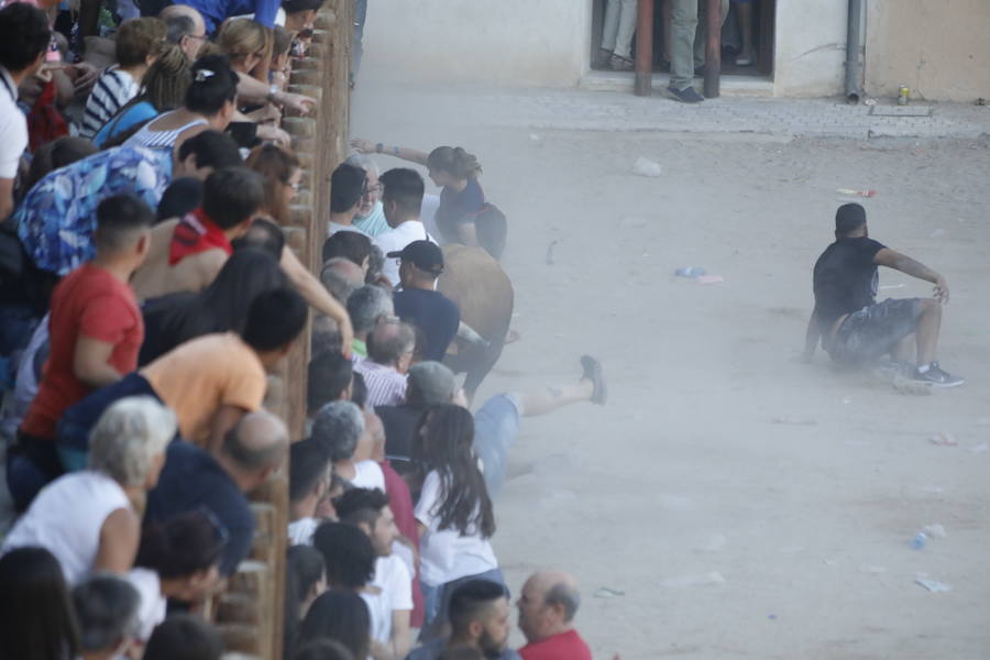 El primer novillo de la suelta ha saltado desde el redondel al exterior y ha sembrado el caos entre los congregados para ver el espectáculo taurino. Finalmente no se han registrado heridos