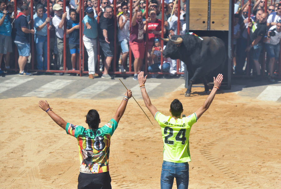 La localidad celebra sus fiestas y hoy, 15 de agosto difruta de tres encierros por las calles del municipio.