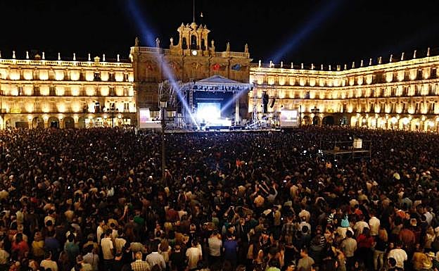 La Plaza Mayor, abarrotada de público con motivo de la celebración de un concierto durante las pasadas fiestas