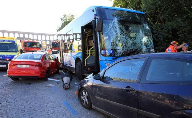 Vista de varios de los vehículos accidentados en Vía Roma mientras actuaban los servicios de emergencias. 