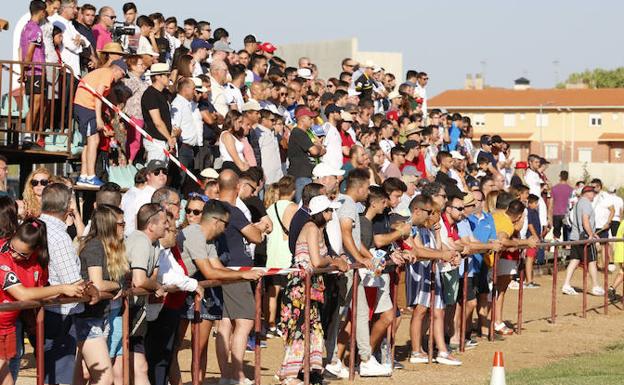 Aficionados del Salmantino UDS en Galindo y Perahuy durante el amistoso ante el San Agustín. 