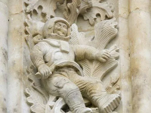 La figura del astronauta en la Puerta de Ramos de la Catedral.