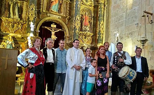 El Mariquelo fue el encargado de amenizar ayer la ofrenda floral a la Virgen en Cantalpino