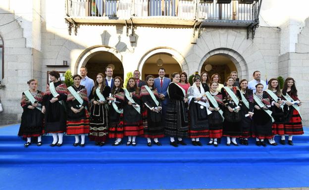 Alcaldesa y damas de las fiestas de El Espinar, en las fiestas de ayer