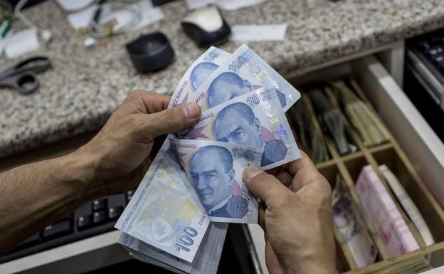 La lira turca se devalúa un 30% frente al USD en lo que va de año.
