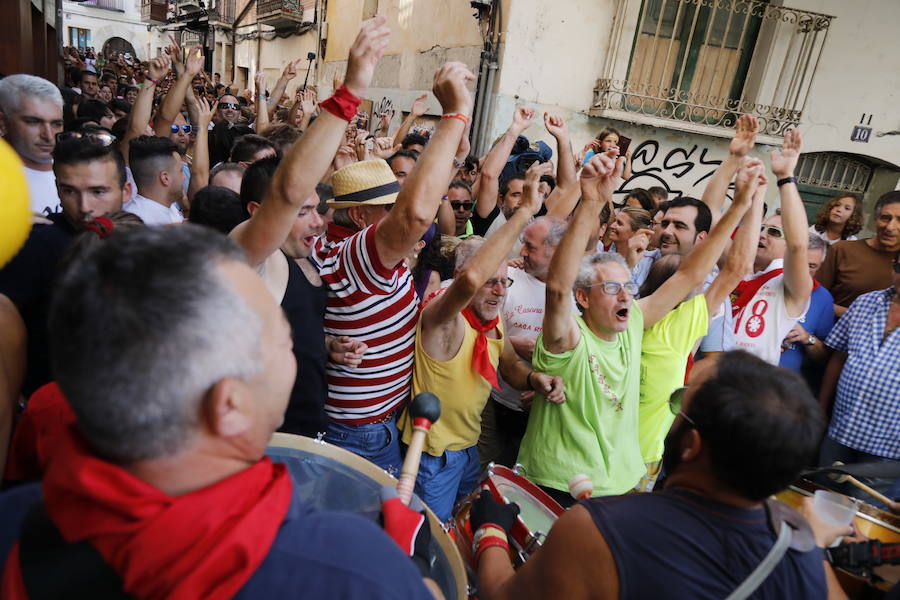 Segundo chúndara en las fiestas de Peñafiel que ha recorrido las calles de la localidad. En esta ocasión con algo menos de afluencia al no ser un día festivo. Sin embargo, los participantes han disfrutado del calor y del refresco que proporciona el agua que se lanza desde los balcones.