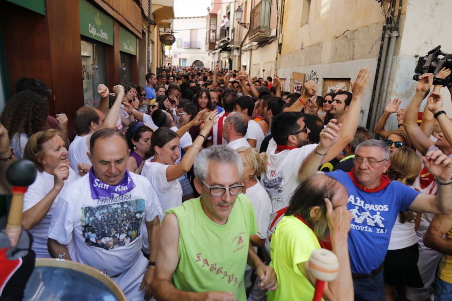 Segundo chúndara en las fiestas de Peñafiel que ha recorrido las calles de la localidad. En esta ocasión con algo menos de afluencia al no ser un día festivo. Sin embargo, los participantes han disfrutado del calor y del refresco que proporciona el agua que se lanza desde los balcones.