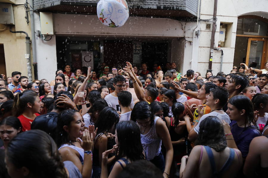 Segundo chúndara en las fiestas de Peñafiel que ha recorrido las calles de la localidad. En esta ocasión con algo menos de afluencia al no ser un día festivo. Sin embargo, los participantes han disfrutado del calor y del refresco que proporciona el agua que se lanza desde los balcones.