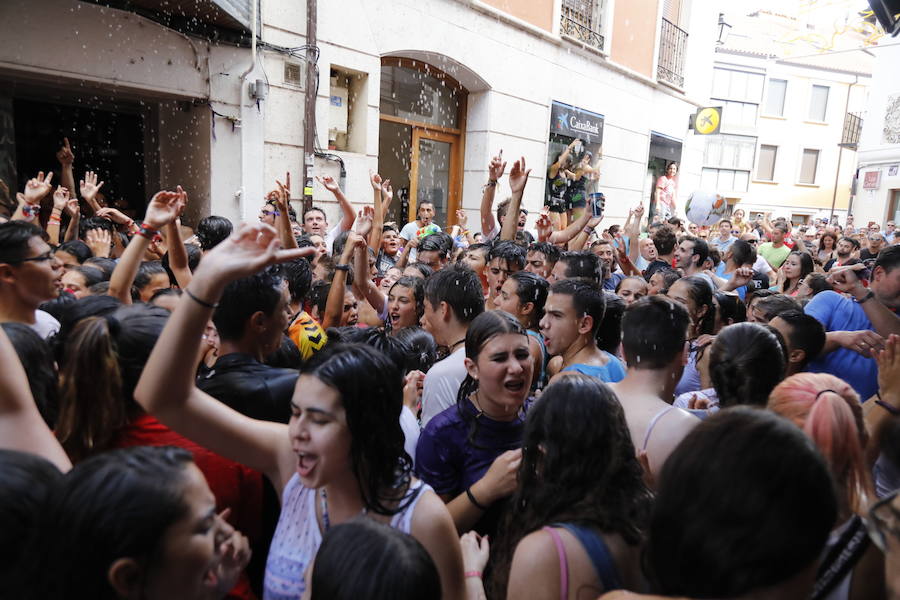 Segundo chúndara en las fiestas de Peñafiel que ha recorrido las calles de la localidad. En esta ocasión con algo menos de afluencia al no ser un día festivo. Sin embargo, los participantes han disfrutado del calor y del refresco que proporciona el agua que se lanza desde los balcones.