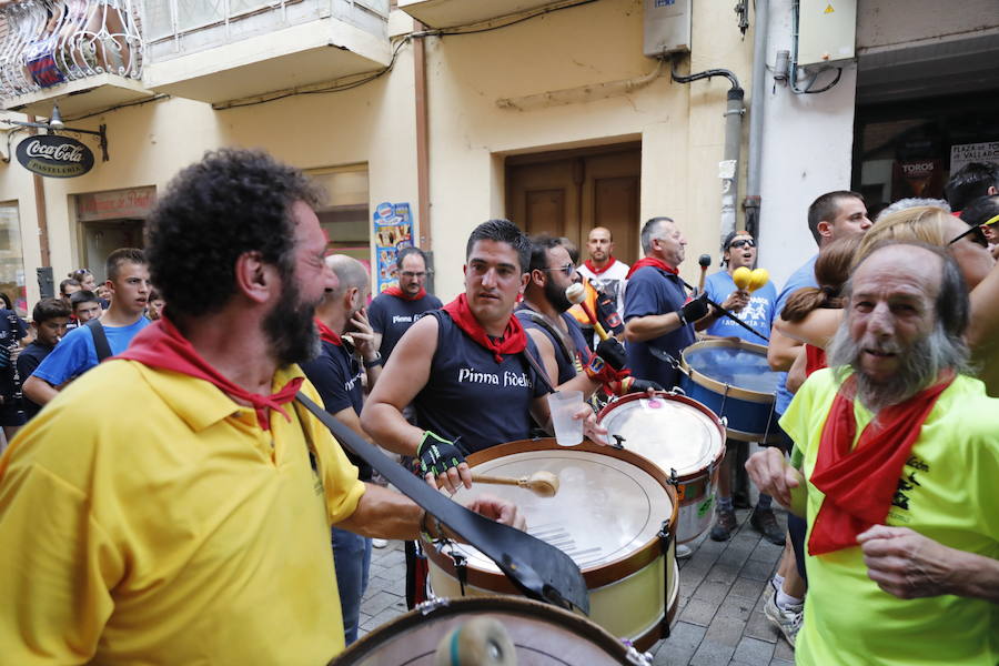 Segundo chúndara en las fiestas de Peñafiel que ha recorrido las calles de la localidad. En esta ocasión con algo menos de afluencia al no ser un día festivo. Sin embargo, los participantes han disfrutado del calor y del refresco que proporciona el agua que se lanza desde los balcones.