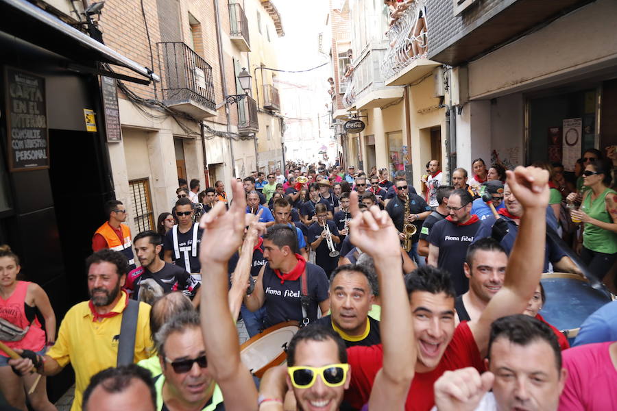 Segundo chúndara en las fiestas de Peñafiel que ha recorrido las calles de la localidad. En esta ocasión con algo menos de afluencia al no ser un día festivo. Sin embargo, los participantes han disfrutado del calor y del refresco que proporciona el agua que se lanza desde los balcones.