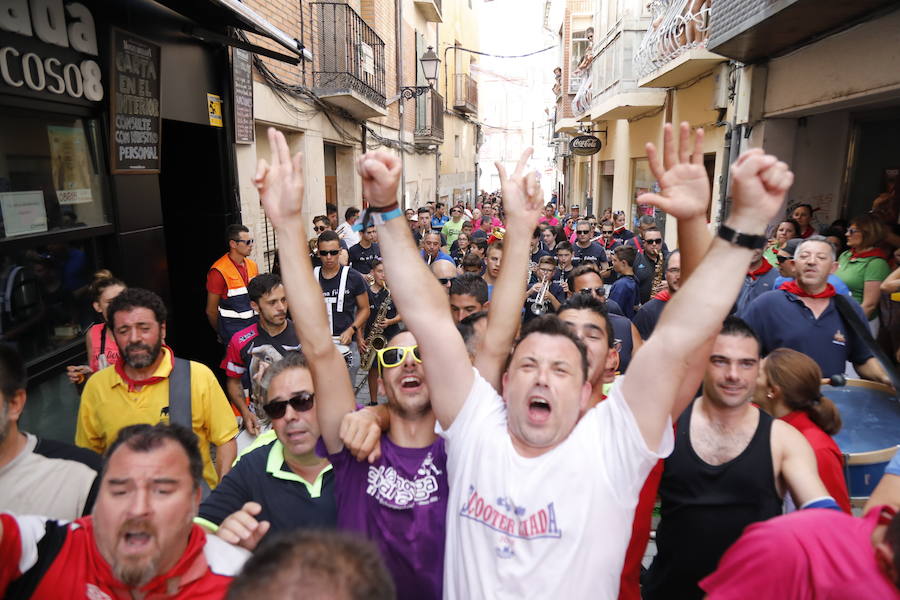 Segundo chúndara en las fiestas de Peñafiel que ha recorrido las calles de la localidad. En esta ocasión con algo menos de afluencia al no ser un día festivo. Sin embargo, los participantes han disfrutado del calor y del refresco que proporciona el agua que se lanza desde los balcones.