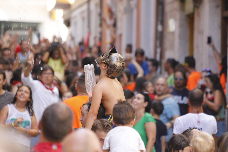 Segundo chúndara en las fiestas de Peñafiel que ha recorrido las calles de la localidad. En esta ocasión con algo menos de afluencia al no ser un día festivo. Sin embargo, los participantes han disfrutado del calor y del refresco que proporciona el agua que se lanza desde los balcones.