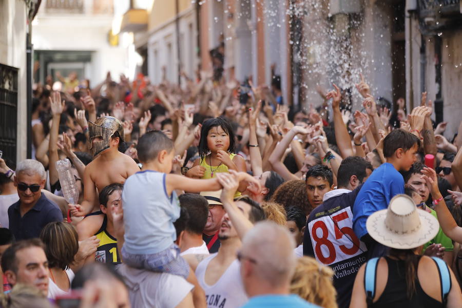 Segundo chúndara en las fiestas de Peñafiel que ha recorrido las calles de la localidad. En esta ocasión con algo menos de afluencia al no ser un día festivo. Sin embargo, los participantes han disfrutado del calor y del refresco que proporciona el agua que se lanza desde los balcones.