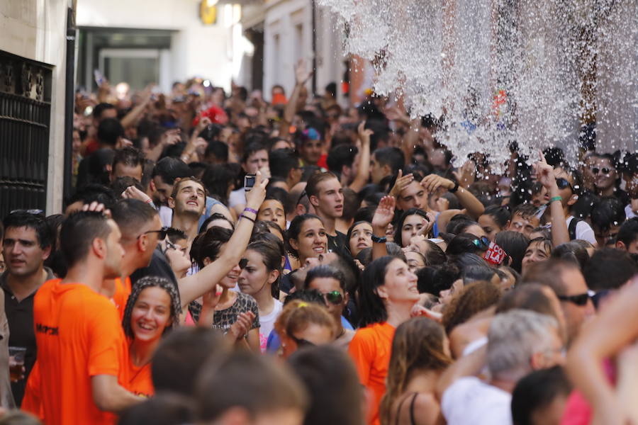 Segundo chúndara en las fiestas de Peñafiel que ha recorrido las calles de la localidad. En esta ocasión con algo menos de afluencia al no ser un día festivo. Sin embargo, los participantes han disfrutado del calor y del refresco que proporciona el agua que se lanza desde los balcones.