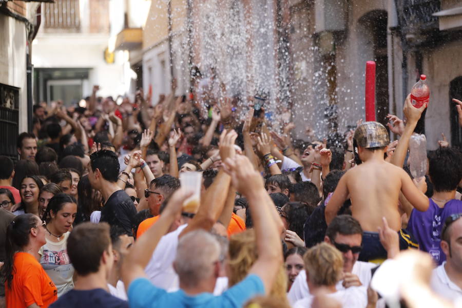 Segundo chúndara en las fiestas de Peñafiel que ha recorrido las calles de la localidad. En esta ocasión con algo menos de afluencia al no ser un día festivo. Sin embargo, los participantes han disfrutado del calor y del refresco que proporciona el agua que se lanza desde los balcones.