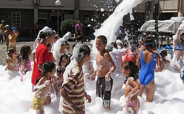 Niños en la fiesta de la espuma, que siempre está en el programa festivo de La Lastrilla.